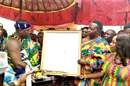 Nana Opoku Amponsem II, Abrankese Nyameanihene (left) presenting the plague with citation to  Dr Adutwum, Minister of Education 